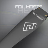 Patrik AEON Foilmast in Schwarz, Carbon-Konstruktion, diagonale Ansicht mit Logo und Befestigungspunkten