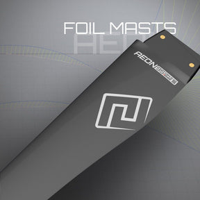Patrik AEON Foilmast in Schwarz, Carbon-Konstruktion, diagonale Ansicht mit Logo und Befestigungspunkten