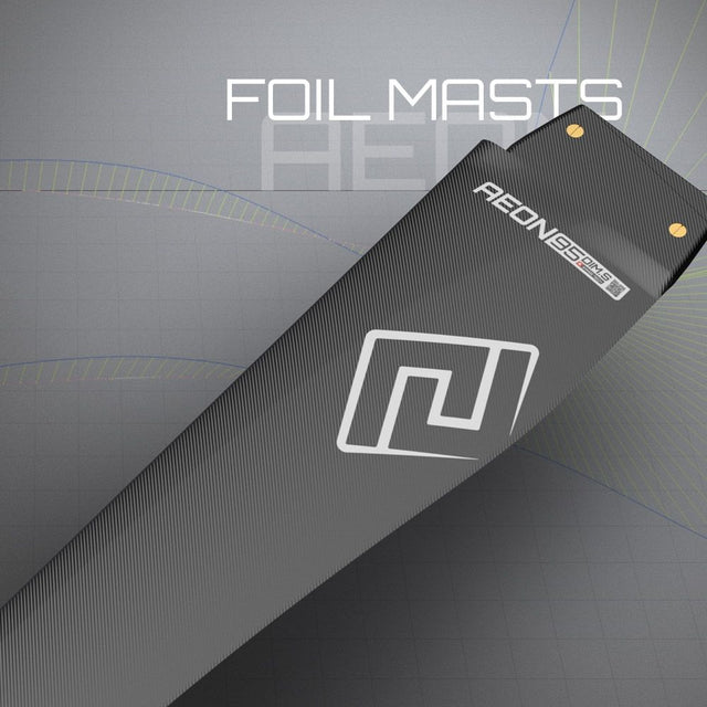 Patrik AEON Foilmast in Schwarz, Carbon-Konstruktion, diagonale Ansicht mit Logo und Befestigungspunkten