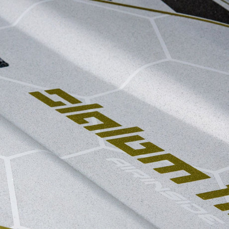 Patrik Slalom AirInside V2 Windsurfboard, weiß mit goldenen Details, Detailansicht des Boards von oben