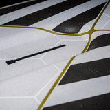 Patrik Slalom AirInside V2 Windsurfboard mit weißer und schwarzer Oberfläche, goldfarbenem Design, Detailaufnahme der Konstruktion