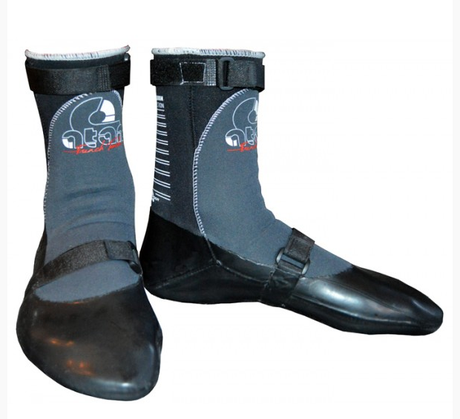 Atan Hot Mistral Boot 6mm Neoprenboots in Grau-Schwarz mit verstärkter Sohle, Frontansicht Paar