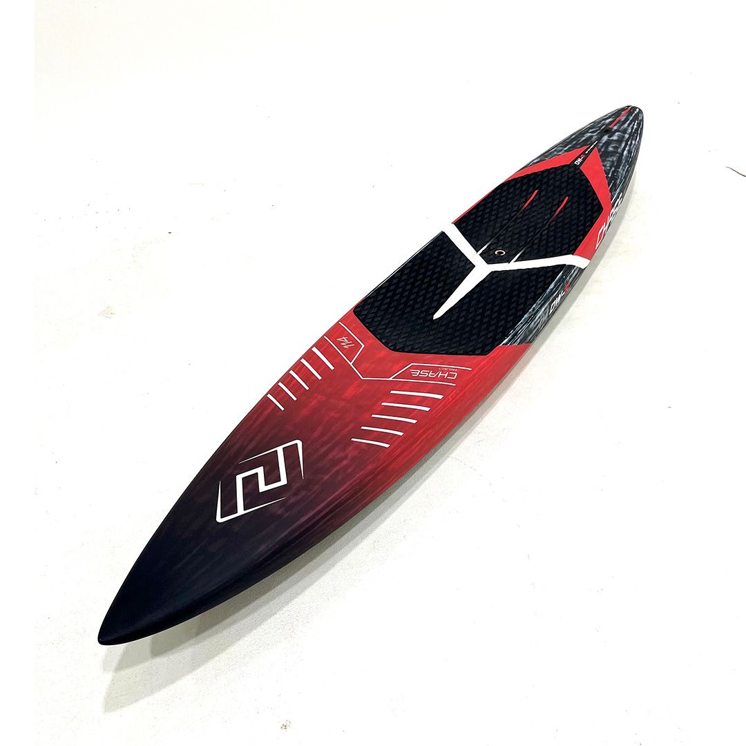 CHASE DW-R Downwind Racing Kiteboard in Rot und Schwarz mit schwarzem Pad, Draufsicht