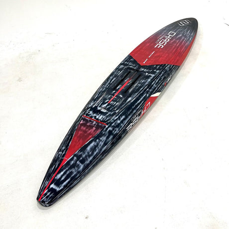 CHASE DW-R Downwind Racing Kiteboard mit rot-schwarzem Design, Draufsicht