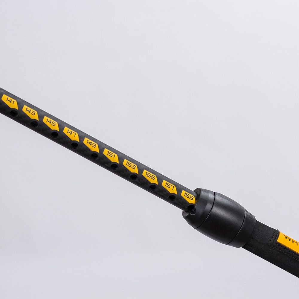 Patrik Carbon Boom in Schwarz und Gelb mit Carbonmaterial, diagonale Ansicht des Windsurfboom mit Griffbereich