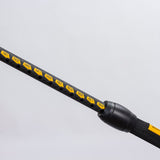 Patrik Carbon Boom in Schwarz und Gelb mit Carbonmaterial, diagonale Ansicht des Windsurfboom mit Griffbereich