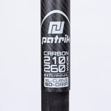 Patrik Carbon XL-Curve Boom schwarz mit Carbonstruktur, Detailansicht des oberen Bereichs mit Etikett und Markenlogo