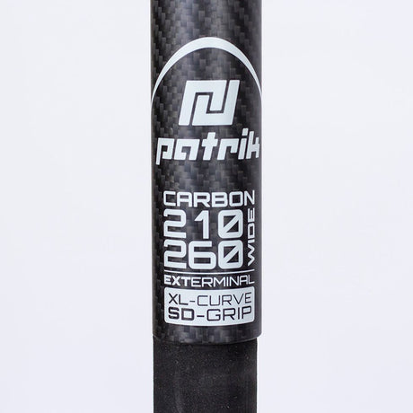 Patrik Carbon XL-Curve Boom schwarz mit Carbonstruktur, Detailansicht des oberen Bereichs mit Etikett und Markenlogo