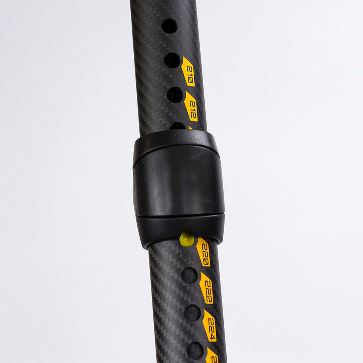 Patrik Carbon XL-Curve Boom schwarze Carbonrute mit schwarzem Verbinder und gelben Markierungen, Detailansicht