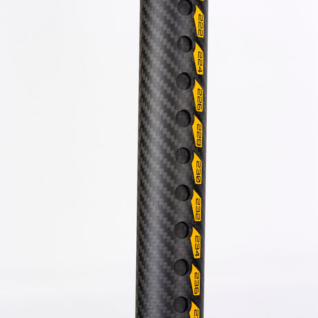Patrik Carbon XL-Curve Boom, schwarzes Carbongalster mit gelben Einstellpunkten, Detailansicht der Längsseite