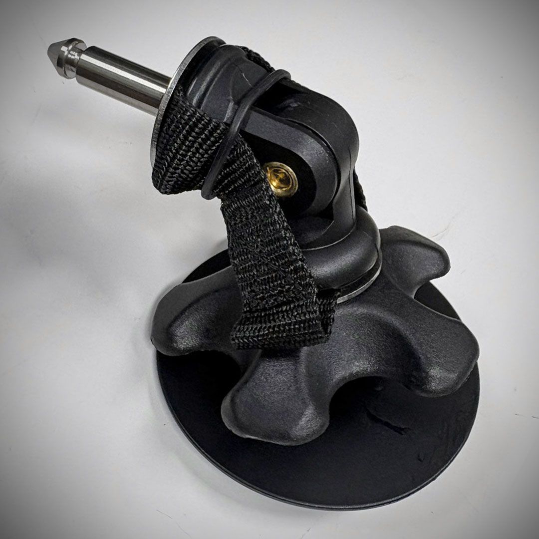 Patrik Cardan Base schwarze Kunststoffbasis mit Saugnapf, Metallschaft und schwarzem Netzgewebe-Befestigungssystem, Frontalansicht