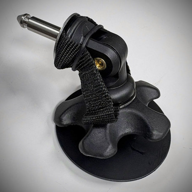 Patrik Cardan Base schwarze Kunststoffbasis mit Saugnapf, Metallschaft und schwarzem Netzgewebe-Befestigungssystem, Frontalansicht