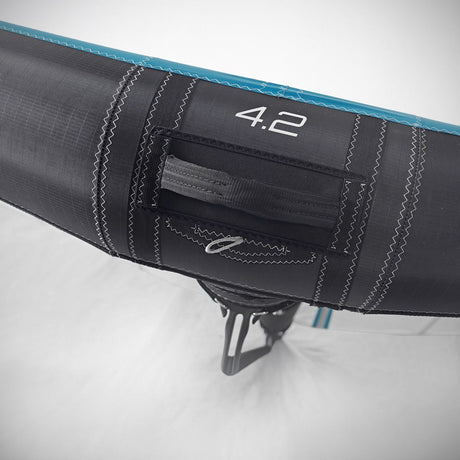 CHASE VX Gen4 Wing 4.2 Detailansicht, schwarzes Tuchmaterial mit blauer Kante und Verstärkungsnähten
