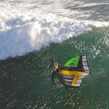 Patrik Wing Gen3 Volant Cross Windsegel in Grün und Gelb, Windsurfer in Aktion auf dem Wasser, Overhead-Perspektive
