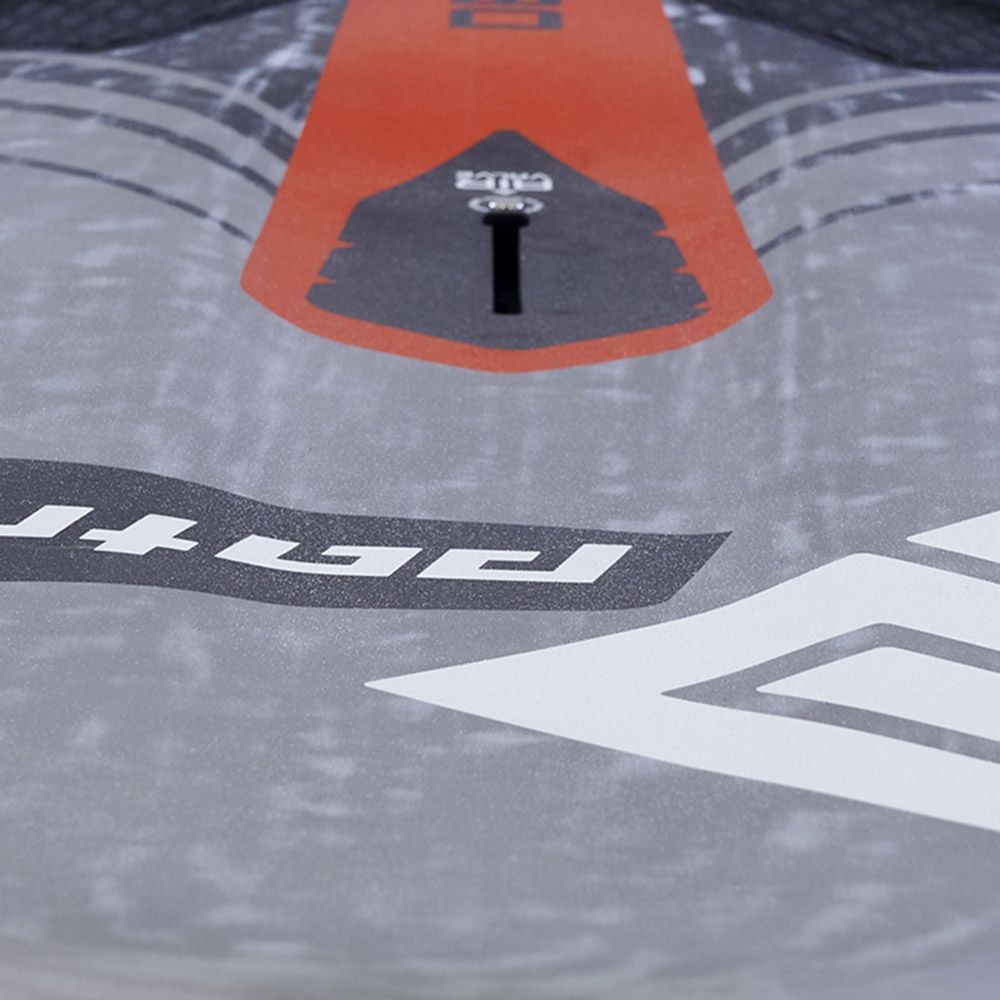 Patrik Defi LTD Kiteboard, rot-orange und grau, Draufsicht auf Oberseite mit Griffzone und Branding