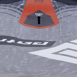Patrik Defi LTD Kiteboard, rot-orange und grau, Draufsicht auf Oberseite mit Griffzone und Branding