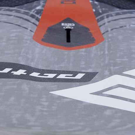 Patrik Defi LTD Kiteboard, rot-orange und grau, Draufsicht auf Oberseite mit Griffzone und Branding