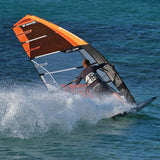 Patrik DEFI FRC Windsurfboard orange-schwarz mit Segel in Aktion auf dem Wasser