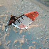Patrik DEFI FRC Windsegel rot-weiß, Draufsicht Windsurfer mit Segel im flachen Wasser