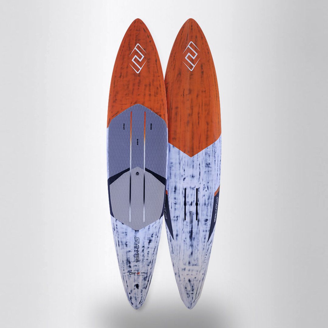 Chase DW-X Downwind SUP in Rot und Weiß, Doppeltafel-Design, Frontansicht mit Deck- und Unterseite sichtbar