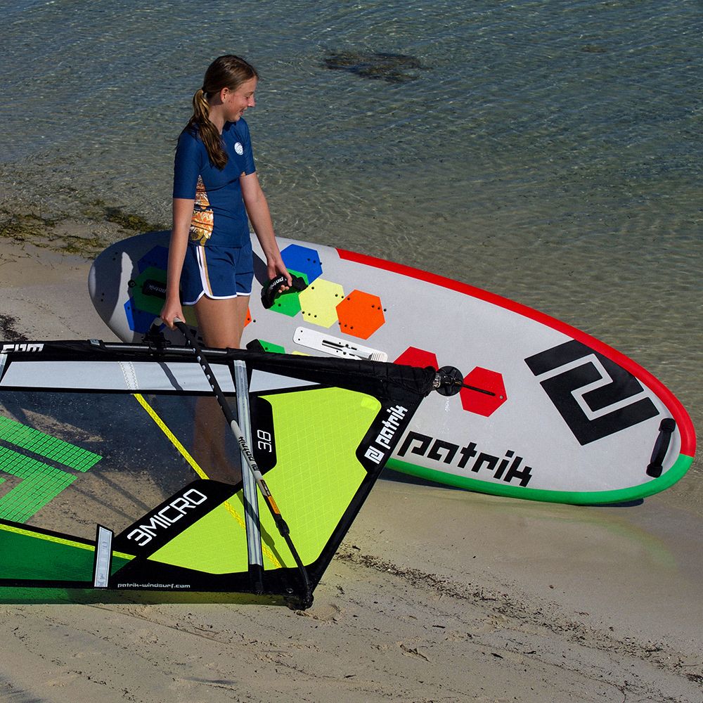 Patrik E-Ride Elektro-Kiteboard mit rot-weiß-grünem Design am Strand, Seitenansicht