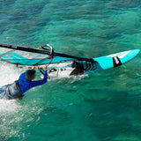 Patrik F-Cross Kiteboard in Türkis und Weiß mit schwarzem Gestänge, von oben im türkisfarbenen Wasser fotografiert