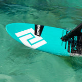 Patrik F-Cross Kiteboard türkis mit weißem Logo auf Wasser, Draufsicht