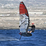 Patrik Foil Comp Gen3 Windsurf-Foil in Rot-Weiß, Sportler in Aktion auf dem Wasser, Seitenansicht