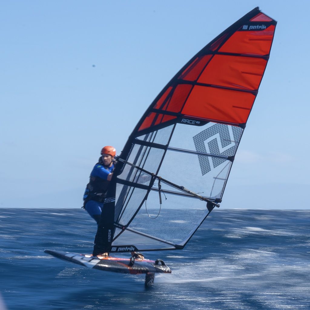 Patrik Foil Comp Gen3 Windsegel rot-weiß-dunkelblau, Windsurfer in Aktion auf dem Wasser