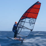Patrik Foil Comp Gen3 Windsegel rot-weiß-dunkelblau, Windsurfer in Aktion auf dem Wasser