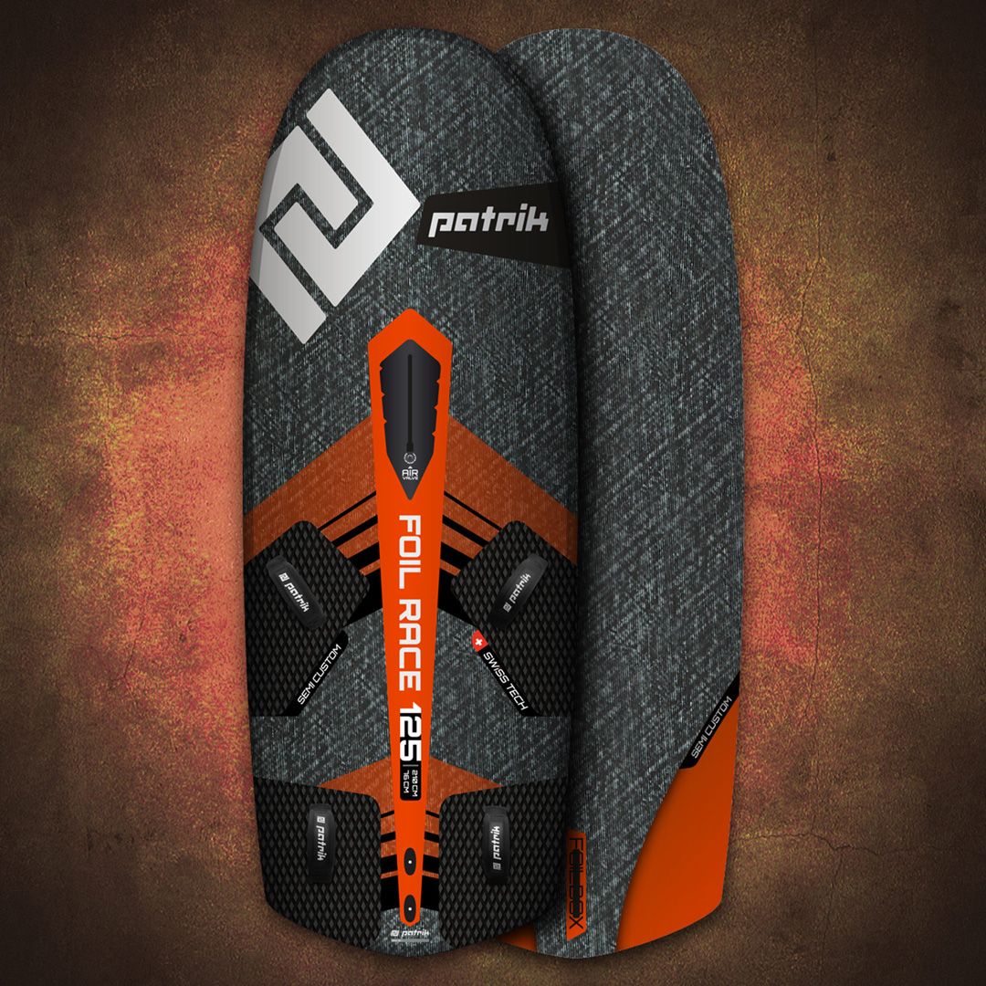 Patrik Foil Race Kiteboard, dunkelgrau mit orange und weißem Design, Oberseite und Unterseite sichtbar, Carbon-Oberfläche