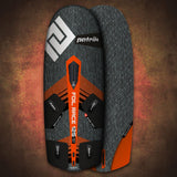 Patrik Foil Race Kiteboard, dunkelgrau mit orange und weißem Design, Oberseite und Unterseite sichtbar, Carbon-Oberfläche