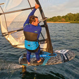 Patrik Foil Ride Foilboard mit Segel, blau-schwarzes Design, Foiler in Action auf dem Wasser
