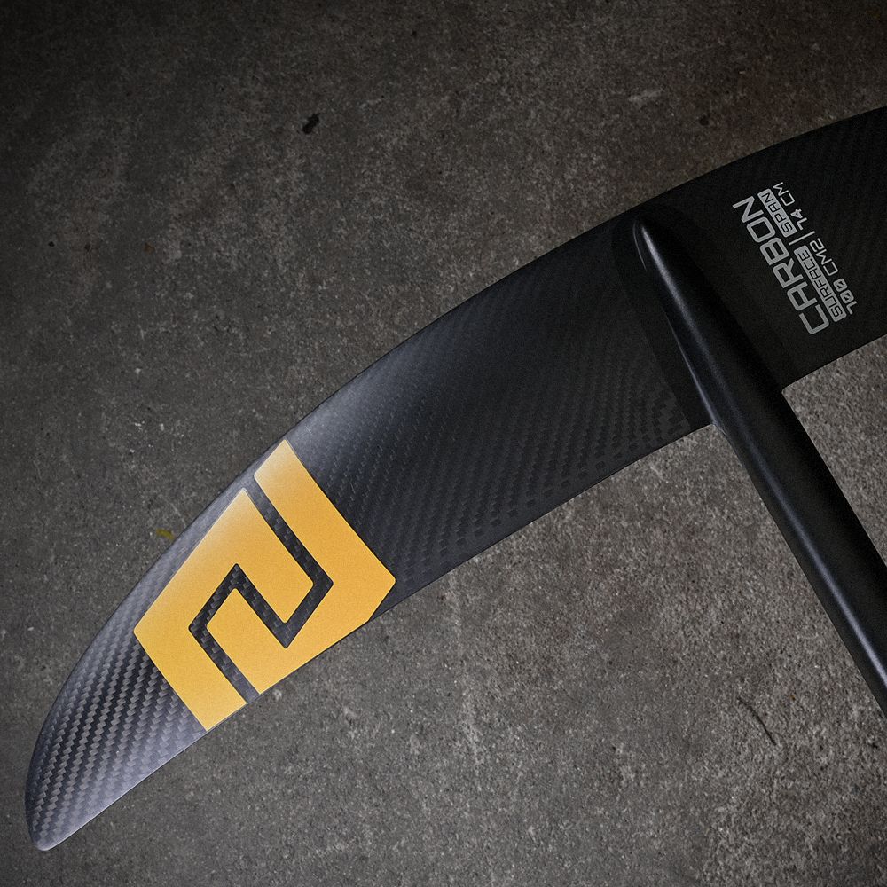 Patrik Foil Set HF Slalom schwarzes Carbon-Foil mit gelbem Logo, Draufsicht auf Wassersportequipment