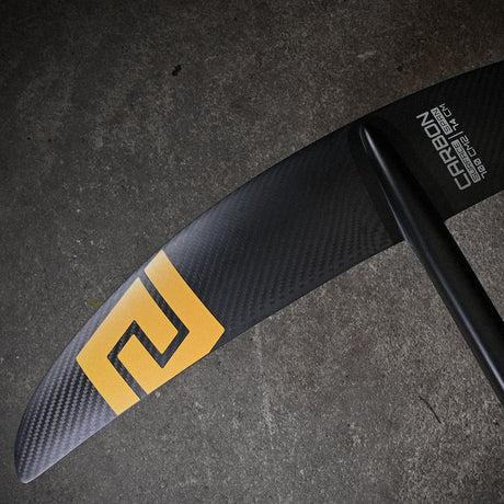 Patrik Foil Set HF Slalom schwarzes Carbon-Foil mit gelbem Logo, Draufsicht auf Wassersportequipment