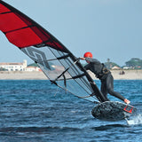 Patrik Foil Slalom Gen3 Windsurfboard rot-schwarz in Aktion auf dem Wasser mit Segler