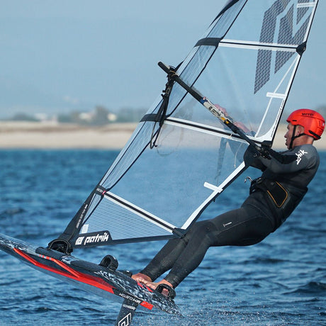 Patrik Foil Slalom Gen3 Windsurfboard mit blauem Segel und rotem Hydrofoil, Windsurfer in Aktion auf dem Wasser