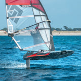 Patrik Foil Slalom Gen3 Waveboard mit rot-weißem Segel und Foil, auf dem Wasser in Aktion