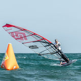 Patrik Race HA Gen2 Windsurfboard mit rotem Segel, Athlet in Aktion auf dem Wasser, Seitenansicht
