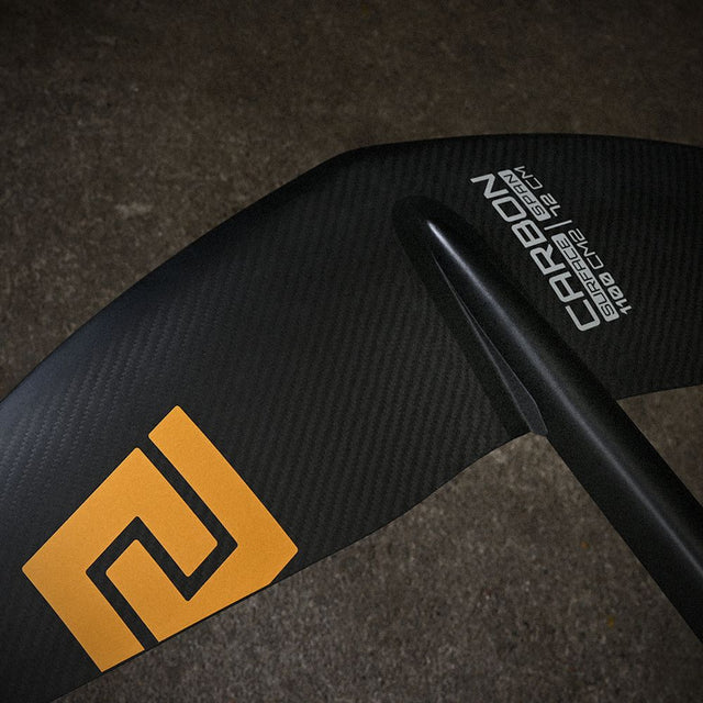 Patrik Foil Set HF Ride Hydrofoil mit schwarzem Carbon und gelbem Logo, Draufsicht