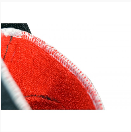 Atan Mistral Boot 3mm Neopren in Rot und Schwarz, Detailansicht des Innenfutters mit Nähten