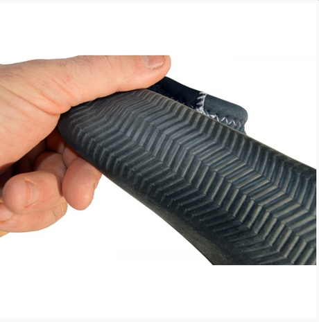 Atan Hot Mistral Boot 6mm Neopren Tauchstiefel schwarz mit Riffelstruktur, Detailaufnahme in Hand