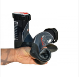 Atan Hot Wave 6mm Neopren-Handschuhe in Schwarz, in Hand gehalten, zeigt Handflächen und Verschluss