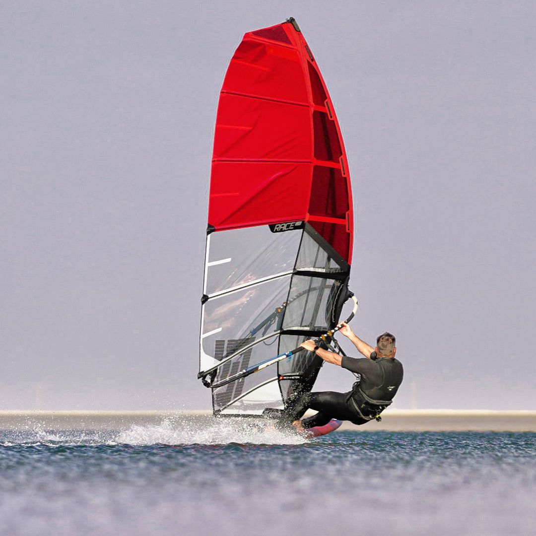 Patrik Race LA GEN2 Windsegel rot-weiß mit Sportler auf dem Wasser, Frontansicht