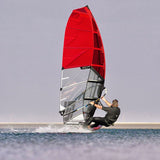 Patrik Race LA GEN2 Windsegel rot-weiß mit Sportler auf dem Wasser, Frontansicht