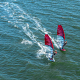 Patrik Race LA GEN2 Windsurfboard mit rotem Segel in Wellen, Luftaufnahme