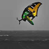 Patrik Wing V2 Volant Cross Kite in Gelb, Schwarz und Grün über dem Wasser, Seitenansicht