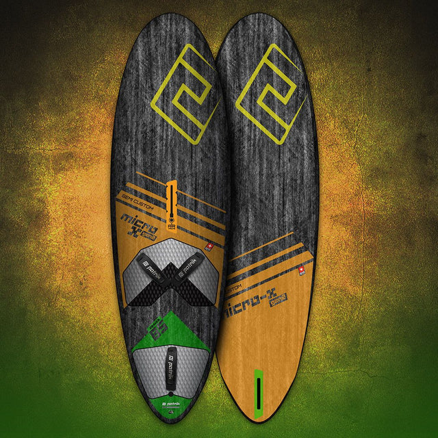 Patrik Micro-X GEN2 Kiteboard, schwarz-orange Design mit gelben Details, Draufsicht, Twintip-Form