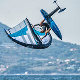 Chase WB-ML Midlength Foilboard blau mit Lenkdrachen, Kitesurfer in Aktion von oben