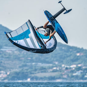 Chase WB-ML Midlength Foilboard blau mit Lenkdrachen, Kitesurfer in Aktion von oben